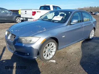 2011 BMW 3 Series 328i xDrive z VIN WBAPK5C52BF124605, wystawiony jako IAAI lot #41585190 z przebiegiem 108 000 mil mil oraz . Historia ofert i sprzedaży dostępna na DreamBid. Obrazek 2.