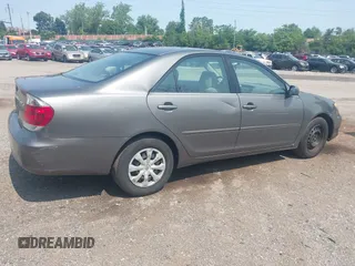 2005 Toyota Camry LE z VIN 4T1BE30K85U532198, wystawiony jako IAAI lot #42409116 z przebiegiem 195 153 mil mil oraz . Historia ofert i sprzedaży dostępna na DreamBid. Obrazek 4.