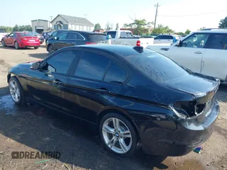 2013 BMW 3 Series 328i xDrive z VIN WBA3B5G57DNS05892, wystawiony jako IAAI lot #42560892 z przebiegiem 141 676 mil mil oraz . Historia ofert i sprzedaży dostępna na DreamBid. Obrazek 3.