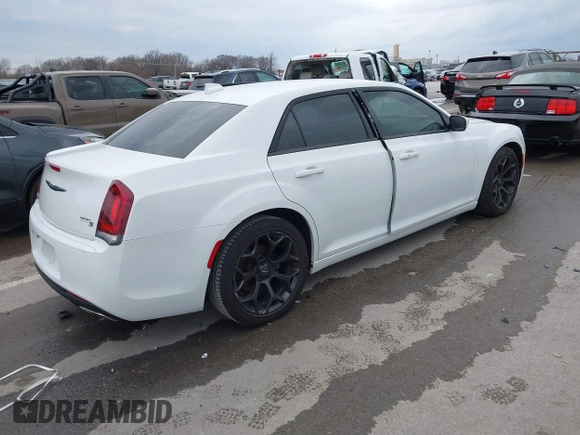 2019 Chrysler 300 S z VIN 2C3CCABG2KH538772, wystawiony jako IAAI lot #41156726 z przebiegiem 102 126 mil mil oraz . Historia ofert i sprzedaży dostępna na DreamBid. Obrazek 4.
