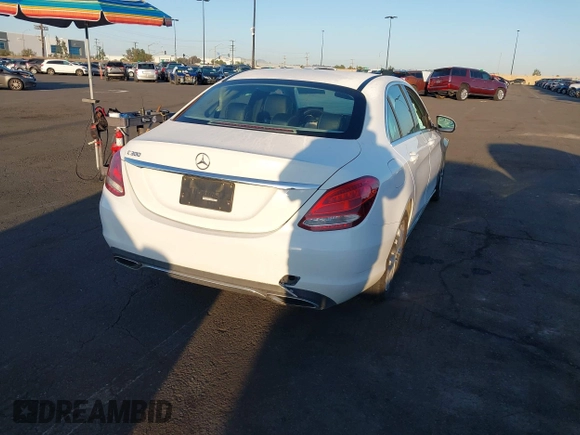 2017 Mercedes-Benz C 300 z VIN 55SWF4JB7HU200532, wystawiony jako IAAI lot #42207648 z przebiegiem 132 247 mil mil oraz . Historia ofert i sprzedaży dostępna na DreamBid. Obrazek 4.