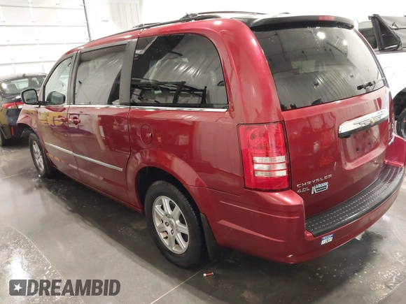 2010 Chrysler Town & Country Touring Plus z VIN 2A4RR8DX7AR480395, wystawiony jako IAAI lot #42171948 z przebiegiem 113 740 mil mil oraz . Historia ofert i sprzedaży dostępna na DreamBid. Obrazek 3.