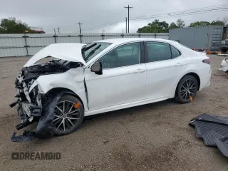 2022 Toyota Camry SE z VIN 4T1G11AK1NU648606, wystawiony jako Copart lot #51915945 z przebiegiem 48 339 mil mil oraz Nie do naprawy • Non repairable. Historia ofert i sprzedaży dostępna na DreamBid. Obrazek 1.
