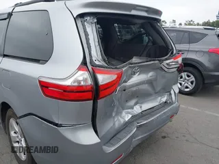 2015 Toyota Sienna LE AAS z VIN 5TDKK3DC3FS552378, wystawiony jako IAAI lot #42451782 z przebiegiem 257 916 mil mil oraz . Historia ofert i sprzedaży dostępna na DreamBid. Obrazek 6.