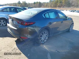 2022 Mazda 3 Carbon Edition z VIN 3MZBPACL4NM309701, wystawiony jako IAAI lot #41419875 z przebiegiem 23 819 mil mil oraz . Historia ofert i sprzedaży dostępna na DreamBid. Obrazek 4.