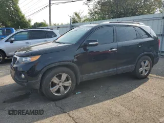 2013 Kia Sorento EX z VIN 5XYKU4A60DG394087, wystawiony jako Copart lot #60324665 z przebiegiem 130 736 mil mil oraz Szkoda całkowita • Salvage title. Historia ofert i sprzedaży dostępna na DreamBid. Obrazek 1.