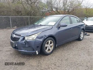 2014 Chevrolet Cruze 1LT z VIN 1G1PC5SB0E7213216, wystawiony jako IAAI lot #41955710 z przebiegiem 147 003 mil mil oraz . Historia ofert i sprzedaży dostępna na DreamBid. Obrazek 2.