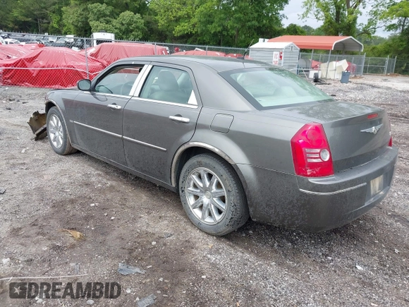 2008 Chrysler 300 Touring z VIN 2C3LA53G08H165266, wystawiony jako IAAI lot #42219596 z przebiegiem 119 141 mil mil oraz . Historia ofert i sprzedaży dostępna na DreamBid. Obrazek 3.