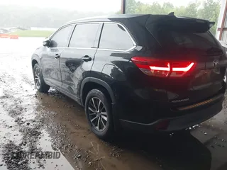 2018 Toyota Highlander SE z VIN 5TDJZRFH0JS542841, wystawiony jako IAAI lot #42213372 z przebiegiem 88 809 mil mil oraz . Historia ofert i sprzedaży dostępna na DreamBid. Obrazek 3.