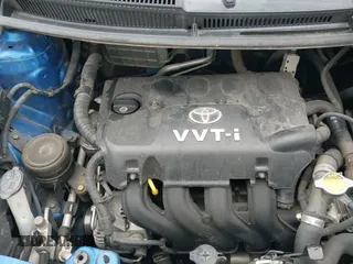 2008 Toyota Yaris z VIN JTDJT923185147854, wystawiony jako IAAI lot #41737372 z przebiegiem 157 410 mil mil oraz . Historia ofert i sprzedaży dostępna na DreamBid. Obrazek 19.