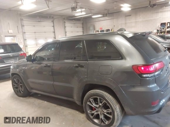 2018 Jeep Grand Cherokee SRT z VIN 1C4RJFDJ6JC432683, wystawiony jako IAAI lot #41971436 z przebiegiem 113 078 mil mil oraz . Historia ofert i sprzedaży dostępna na DreamBid. Obrazek 13.