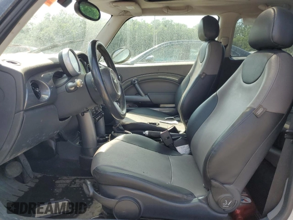 2005 MINI Hardtop с VIN WMWRC33495TJ66986, выставлен на аукционе Copart как лот 61852735 с пробегом Не указан миль и Списание • Salvage title. История ставок и продаж доступна на DreamBid. Изображение 7.