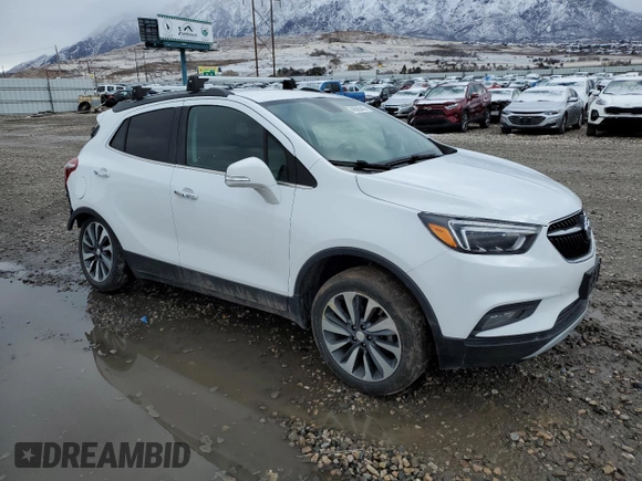 2020 Buick Encore Essence z VIN KL4CJGSB6LB044234, wystawiony jako Copart lot #48580445 z przebiegiem 94 654 mil mil oraz Szkody całkowita. Historia ofert i sprzedaży dostępna na DreamBid. Obrazek 4.