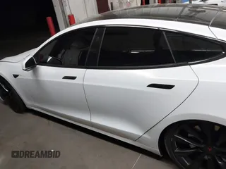 2017 Tesla Model S 100D z VIN 5YJSA1E2XHF224671, wystawiony jako IAAI lot #42665581 z przebiegiem 128 517 mil mil oraz . Historia ofert i sprzedaży dostępna na DreamBid. Obrazek 14.