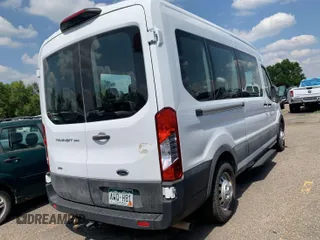 2023 Ford Transit Passenger XL z VIN 1FBAX9C86PKA70756, wystawiony jako IAAI lot #42731060 z przebiegiem 23 399 mil mil oraz . Historia ofert i sprzedaży dostępna na DreamBid. Obrazek 4.