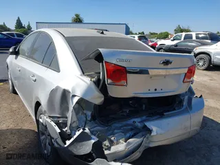 2014 Chevrolet Cruze LS with VIN 1G1PA5SG3E7270009, listed as a IAAI auction lot 40033837 with 94,577 mi miles. Bid and sale history available at carsss.com. Image 3.