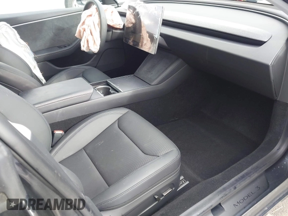 2025 Tesla Model 3 Long Range z VIN 5YJ3E1EB4SF874936, wystawiony jako IAAI lot #41157464 z przebiegiem 5331 mil mil oraz . Historia ofert i sprzedaży dostępna na DreamBid. Obrazek 5.