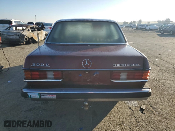 1983 Mercedes-Benz 300 D z VIN WDBAB33A8DB029422, wystawiony jako Copart lot #41494185 z przebiegiem 194 507 mil mil oraz Szkoda całkowita • Salvage title. Historia ofert i sprzedaży dostępna na DreamBid. Obrazek 6.