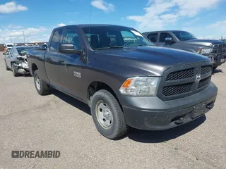 2018 Ram 1500 Express z VIN 1C6RR7FG2JS285033, wystawiony jako IAAI lot #42278751 z przebiegiem 203 340 mil mil oraz . Historia ofert i sprzedaży dostępna na DreamBid. Obrazek 1.