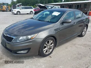 2013 Kia Optima EX z VIN 5XXGN4A77DG251606, wystawiony jako IAAI lot #42377401 z przebiegiem 135 067 mil mil oraz . Historia ofert i sprzedaży dostępna na DreamBid. Obrazek 2.