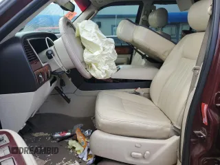 2003 Lincoln Navigator Ultimate z VIN 5LMFU27R13LJ32422, wystawiony jako Copart lot #50610815 z przebiegiem Nie podano mil oraz Szkoda całkowita • Salvage title. Historia ofert i sprzedaży dostępna na DreamBid. Obrazek 7.