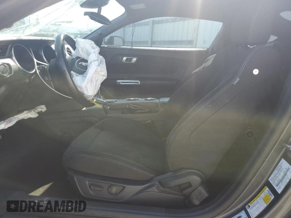 2021 Ford Mustang GT z VIN 1FA6P8CF8M5133205, wystawiony jako Copart lot #46677945 z przebiegiem Nie podano mil oraz Tytuł czysty. Historia ofert i sprzedaży dostępna na DreamBid. Obrazek 7.