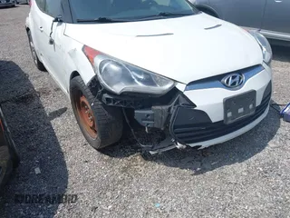 2015 Hyundai Veloster z VIN KMHTC6AD8FU228494, wystawiony jako IAAI lot #42231797 z przebiegiem 111 141 mil mil oraz . Historia ofert i sprzedaży dostępna na DreamBid. Obrazek 6.