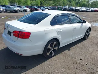2014 Volkswagen Jetta SE z VIN 3VWD17AJ2EM201544, wystawiony jako IAAI lot #42190501 z przebiegiem 160 137 mil mil oraz . Historia ofert i sprzedaży dostępna na DreamBid. Obrazek 4.