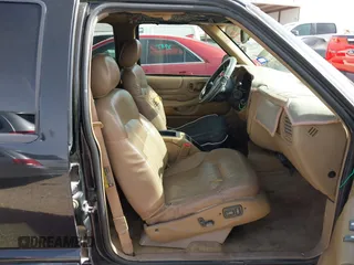2002 Chevrolet Blazer LS z VIN 1GNDT13W42K124494, wystawiony jako IAAI lot #42266284 z przebiegiem 259 857 mil mil oraz . Historia ofert i sprzedaży dostępna na DreamBid. Obrazek 5.