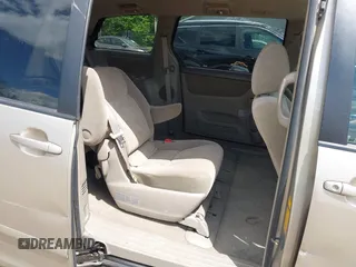 2010 Toyota Sienna CE z VIN 5TDKK4CC5AS327993, wystawiony jako IAAI lot #42227799 z przebiegiem 152 636 mil mil oraz . Historia ofert i sprzedaży dostępna na DreamBid. Obrazek 8.