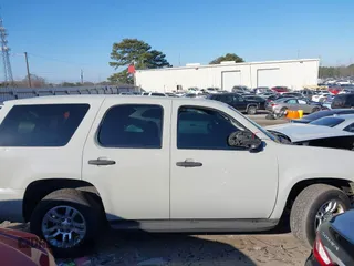 2009 Chevrolet Tahoe Police z VIN 1GNEC03009R163269, wystawiony jako IAAI lot #41500347 z przebiegiem 174 609 mil mil oraz . Historia ofert i sprzedaży dostępna na DreamBid. Obrazek 13.