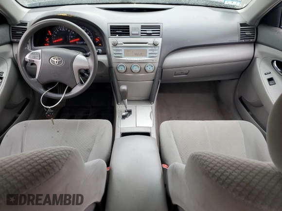 2009 Toyota Camry LE z VIN 4T1BK46K69U091909, wystawiony jako Copart lot #56214505 z przebiegiem 157 133 mil mil oraz Czysty tytuł • Clean title. Historia ofert i sprzedaży dostępna na DreamBid. Obrazek 8.