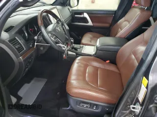 2017 Toyota Land Cruiser z VIN JTMCY7AJ7H4058200, wystawiony jako Copart lot #56744945 z przebiegiem 92 389 mil mil oraz Szkody całkowita. Historia ofert i sprzedaży dostępna na DreamBid. Obrazek 7.