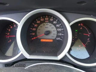 2005 Toyota Tacoma PreRunner z VIN 5TETU62N55Z086801, wystawiony jako IAAI lot #41699187 z przebiegiem 171 703 mil mil oraz . Historia ofert i sprzedaży dostępna na DreamBid. Obrazek 7.