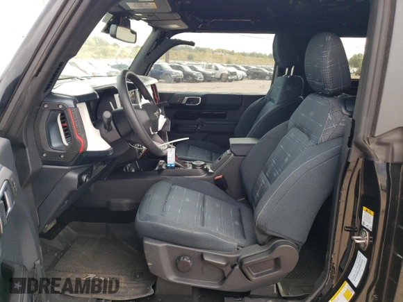 2024 Ford Bronco Heritage Edition z VIN 1FMDE4CH2RLA74426, wystawiony jako Copart lot #76751144 z przebiegiem 629 mil mil oraz Szkoda całkowita • Salvage title. Historia ofert i sprzedaży dostępna na DreamBid. Obrazek 7.