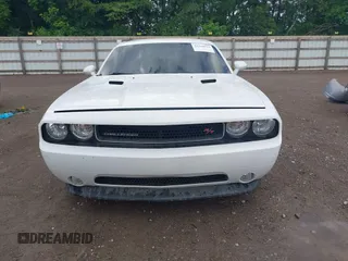 2012 Dodge Challenger R/T z VIN 2C3CDYBT2CH155385, wystawiony jako IAAI lot #42210312 z przebiegiem 111 892 mil mil oraz . Historia ofert i sprzedaży dostępna na DreamBid. Obrazek 12.
