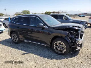 2025 BMW X1 xDrive28i z VIN WBX73EF06S5209777, wystawiony jako Copart lot #52076935 z przebiegiem 324 mil mil oraz Szkody całkowita. Historia ofert i sprzedaży dostępna na DreamBid. Obrazek 4.