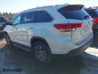 2019 Toyota Highlander SE with VIN 5TDJZRFH2KS623101, listed as a IAAI auction lot 41676210 with 65,697 mi miles. Bid and sale history available at carsss.com. Image 3.