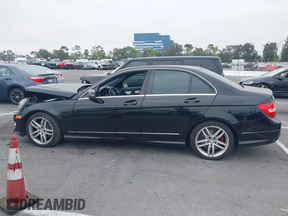 2014 Mercedes-Benz C 250 Sport с VIN WDDGF4HB8EA940242, выставлен на аукционе IAAI как лот 42661812 с пробегом 167 902 миль миль и . История ставок и продаж доступна на DreamBid. Изображение 14.
