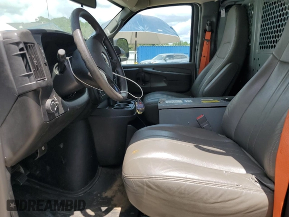 2015 Chevrolet Express Cargo z VIN 1GCWGFCF4F1230815, wystawiony jako Copart lot #60942305 z przebiegiem 185 018 mil mil oraz Czysty tytuł • Clean title. Historia ofert i sprzedaży dostępna na DreamBid. Obrazek 7.