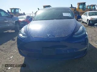2021 Tesla Model Y Standard Range z VIN 5YJYGDED6MF107711, wystawiony jako IAAI lot #41794384 z przebiegiem 86 934 mil mil oraz . Historia ofert i sprzedaży dostępna na DreamBid. Obrazek 12.