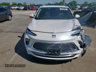 2024 Buick Encore GX Avenir z VIN KL4AMFSL9RB017071, wystawiony jako Copart lot #52003565 z przebiegiem 8 013 mil mil oraz Szkoda całkowita • Salvage title. Historia ofert i sprzedaży dostępna na DreamBid. Obrazek 5.