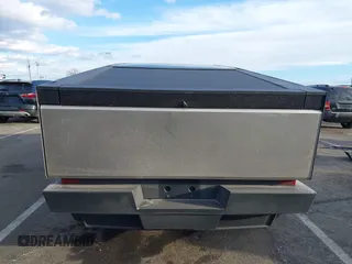 2024 Tesla Cybertruck с VIN 7G2CEHEDXRA026834, выставлен на аукционе IAAI как лот 41448419 с пробегом 2 938 миль миль и . История ставок и продаж доступна на DreamBid. Изображение 16.