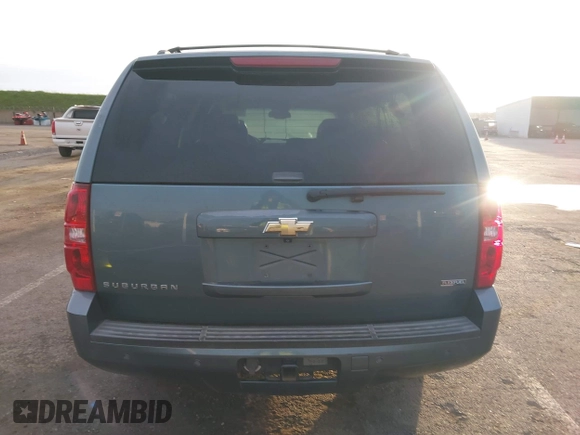 2008 Chevrolet Suburban LTZ with VIN 3GNFK16308G140995, listed as a IAAI auction lot 41720903 with 260,001 mi miles. Bid and sale history available at carsss.com. Image 17.