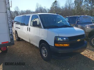 2023 Chevrolet Express Passenger LS z VIN 1GAZGNFP9P1114645, wystawiony jako IAAI lot #41663857 z przebiegiem 128 181 mil mil oraz . Historia ofert i sprzedaży dostępna na DreamBid. Obrazek 1.