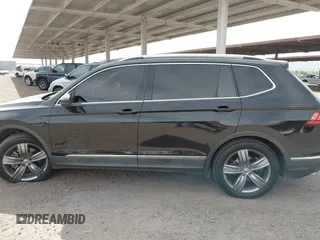 2020 Volkswagen Tiguan SE z VIN 3VV3B7AX7LM039084, wystawiony jako IAAI lot #42249016 z przebiegiem 126 763 mil mil oraz . Historia ofert i sprzedaży dostępna na DreamBid. Obrazek 14.
