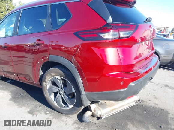 2024 Nissan Rogue SV z VIN 5N1BT3BA9RC705037, wystawiony jako IAAI lot #41827594 z przebiegiem 13 435 mil mil oraz . Historia ofert i sprzedaży dostępna na DreamBid. Obrazek 13.