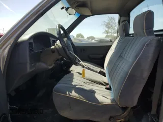1992 Toyota Pickup z VIN JT4RN81A1N0094217, wystawiony jako Copart lot #56062545 z przebiegiem 242 256 mil mil oraz Szkoda całkowita • Salvage title. Historia ofert i sprzedaży dostępna na DreamBid. Obrazek 7.