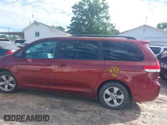 2012 Toyota Sienna LE AAS z VIN 5TDKK3DC7CS209567, wystawiony jako IAAI lot #42323115 z przebiegiem 293 604 mil mil oraz . Historia ofert i sprzedaży dostępna na DreamBid. Obrazek 15.