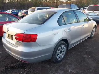 2012 Volkswagen Jetta Sedan SE w/Convenience & Sunroof with VIN 3VWDX7AJ5CM123272, listed as a IAAI auction lot 41335021 with 195,961 mi miles. Bid and sale history available at carsss.com. Image 4.